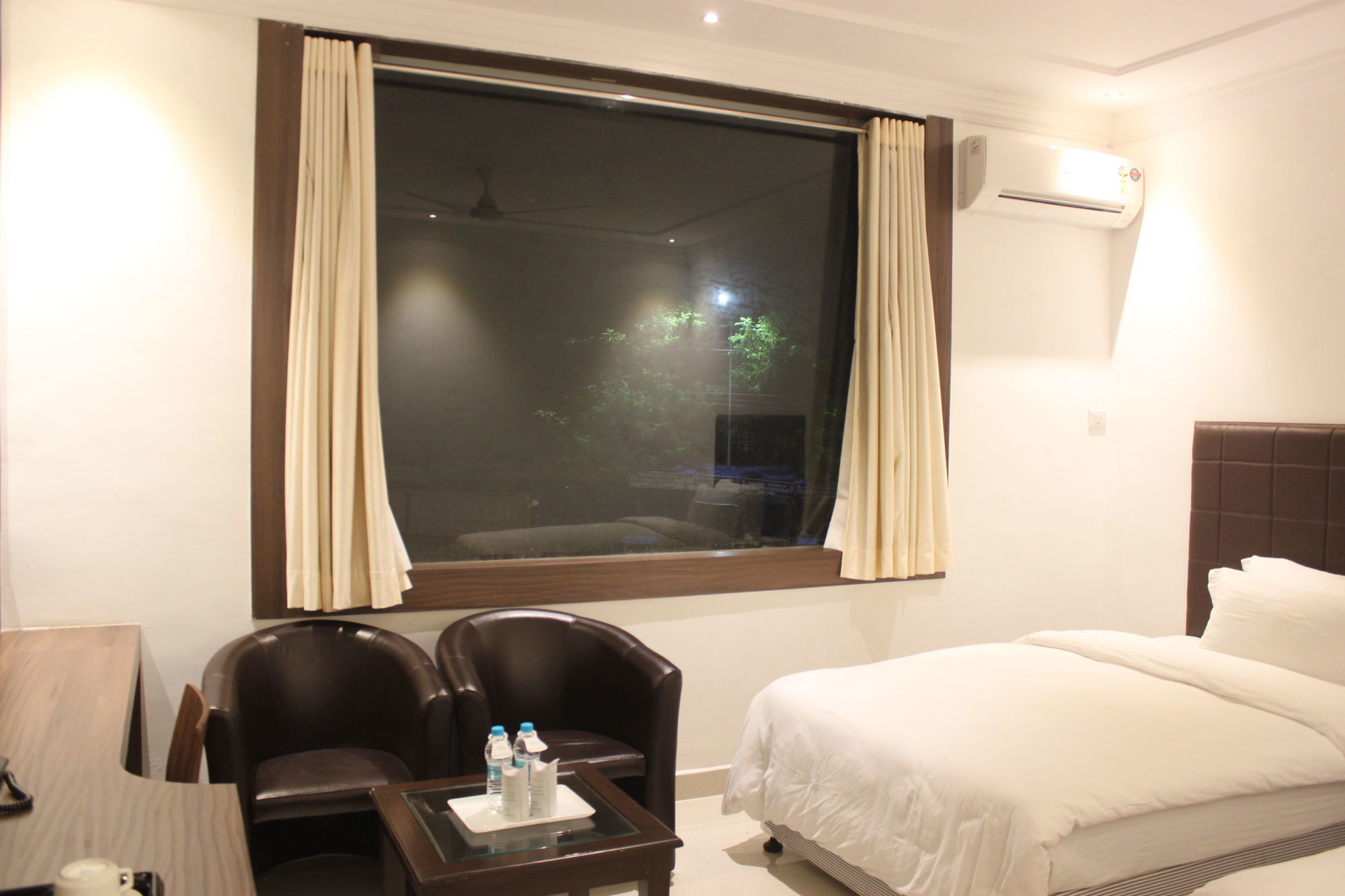 Niranjana Hotel Bodhgaya Værelse billede